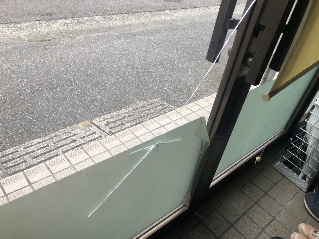 割れたドアガラス