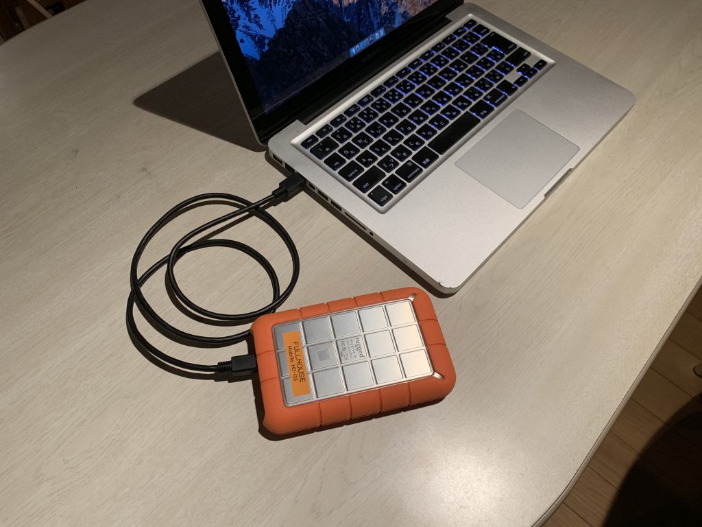 モバイルレコーディング用のMacBookProとLACIEのハードディスク