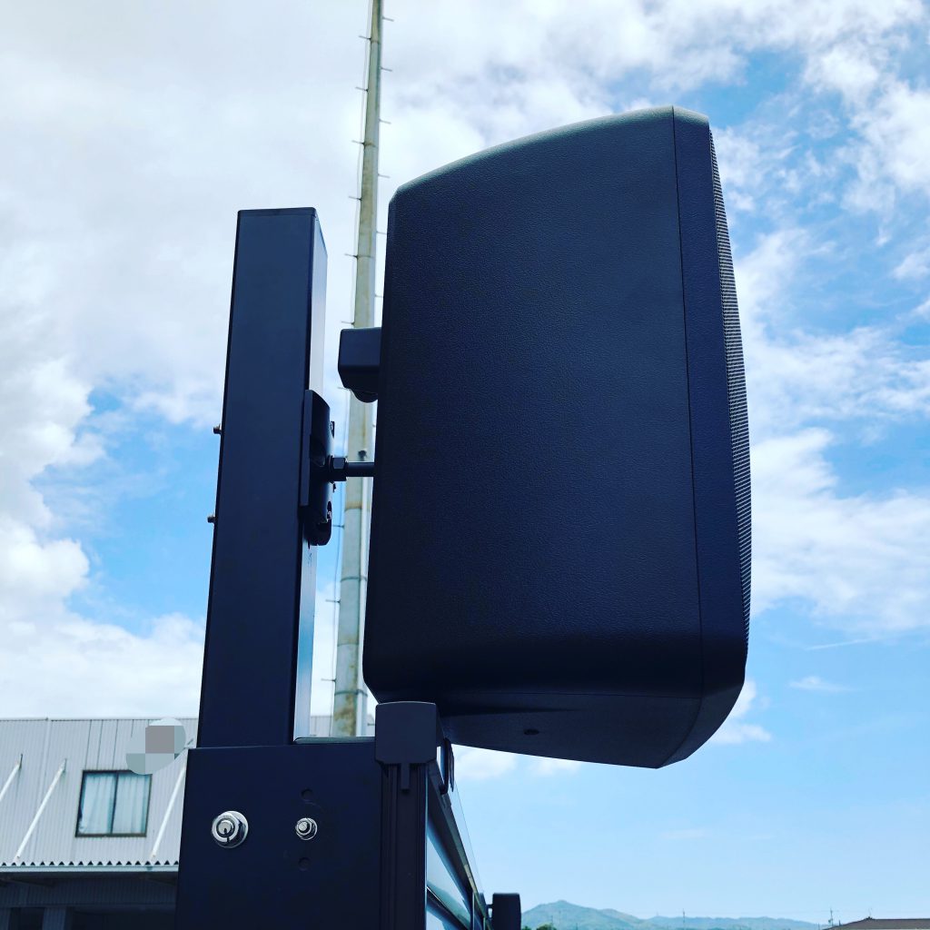 オリジナルのポールで設置した屋外スピーカー
