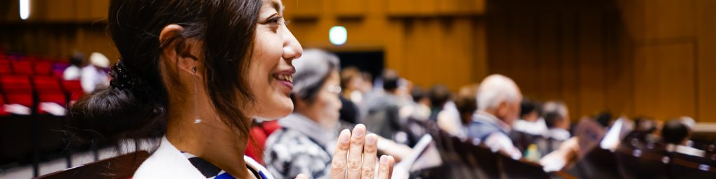 ライブを感染する女性
