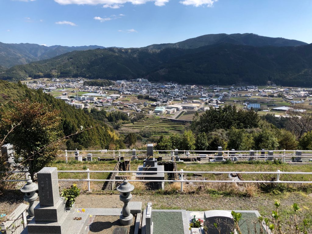 母方実家墓石から岩崎家墓石を望む