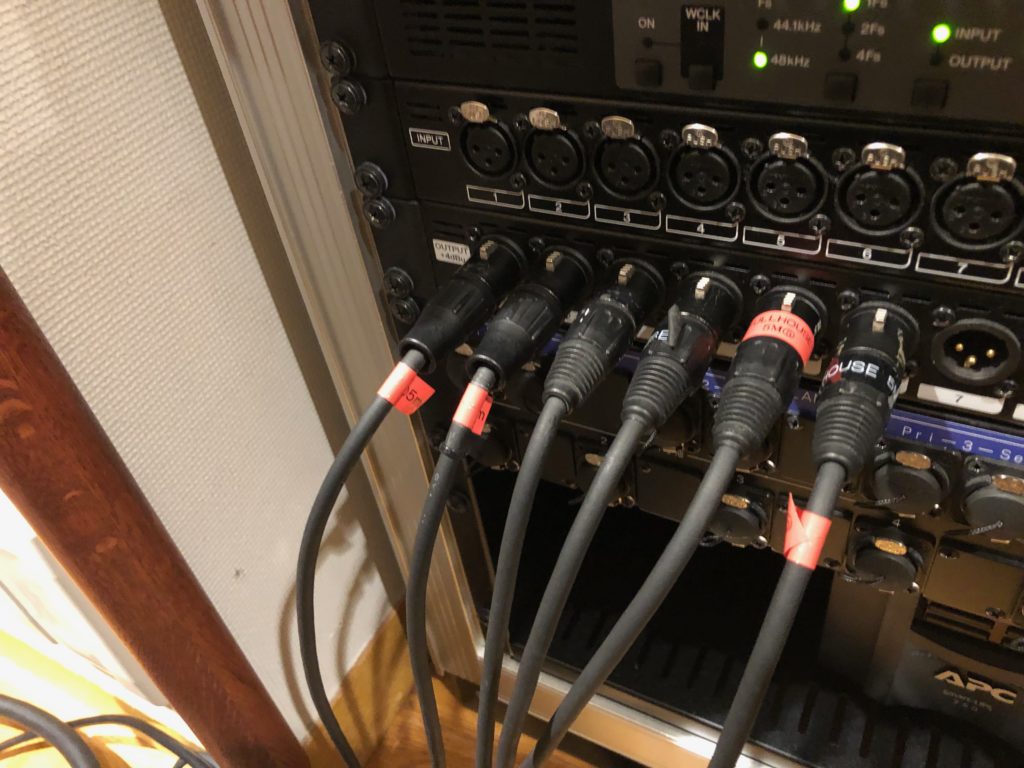 ステージ袖にDANTEシステムでパッチ